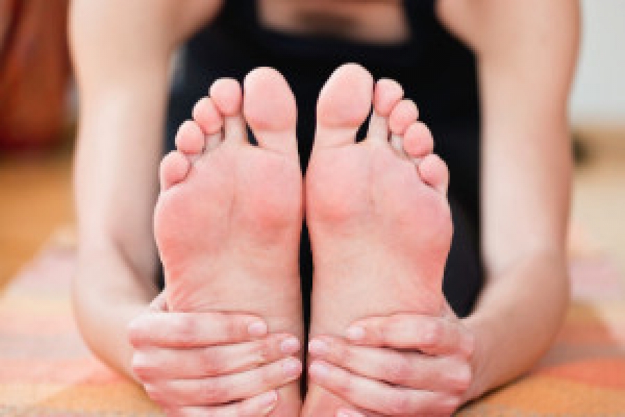 Yoga Toes' trend sees women stretch out toes with device for 'prettier' feet  - Daily Star